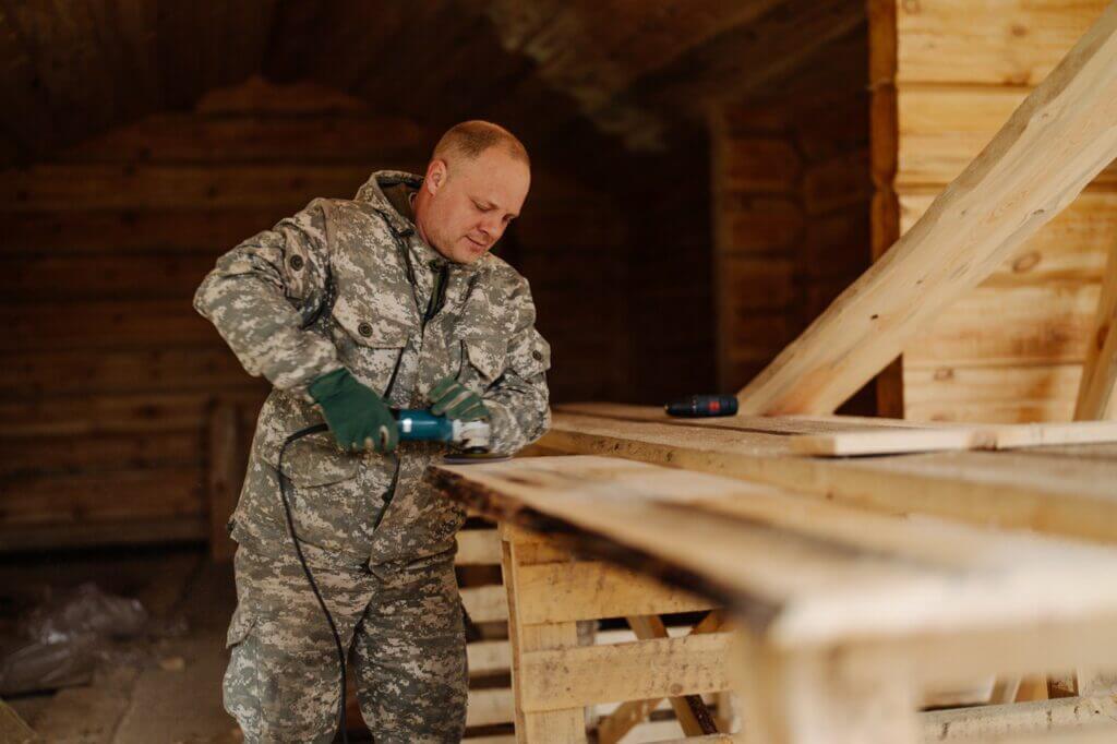 Андрей — специалист по отделке и монтажу